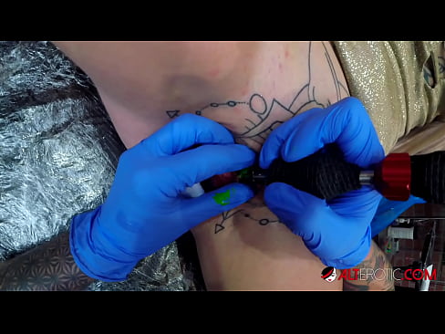 ❤️ Sully Savage mai tsananin jarfa ta yi tattoo a kan kwarin ta Batsa mai kyau a%ha.com-milf-300.ru ❌️❤